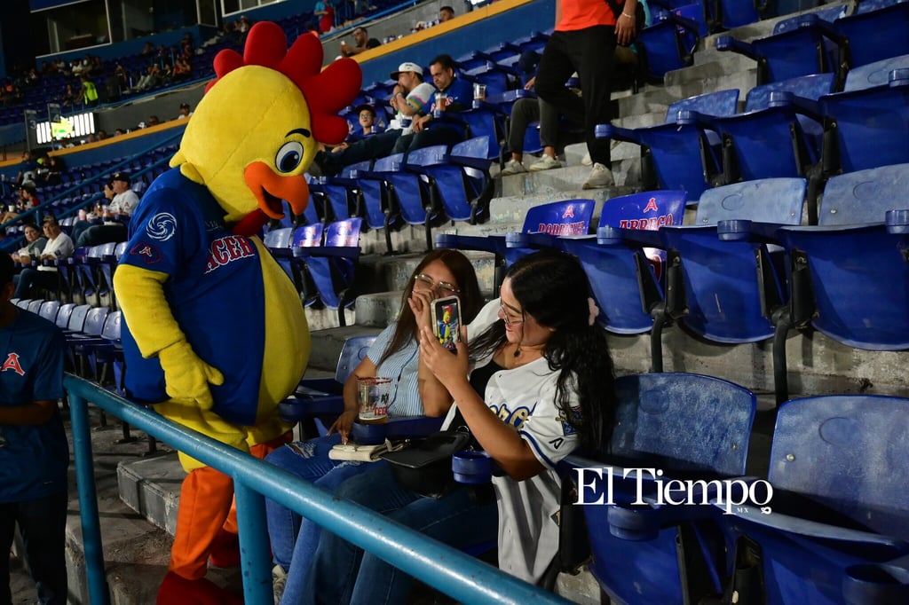 Galería fotográfica: La afición convierte el estadio en una fiesta beisbolera