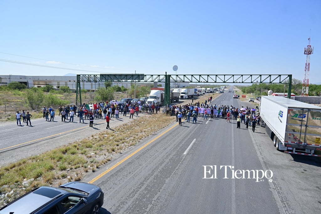 Galería fotográfica: Ex obreros de AHMSA bloquean la carretera 57 en Monclova