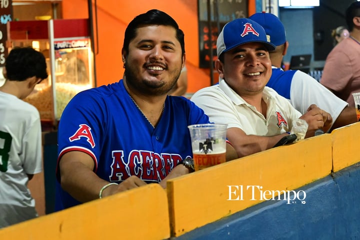 Galería fotográfica: La afición convierte el estadio en una fiesta beisbolera