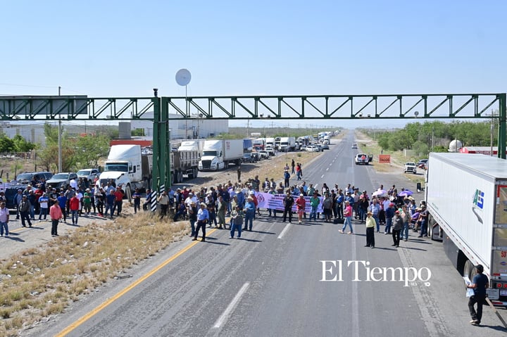 Galería fotográfica: Ex obreros de AHMSA bloquean la carretera 57 en Monclova