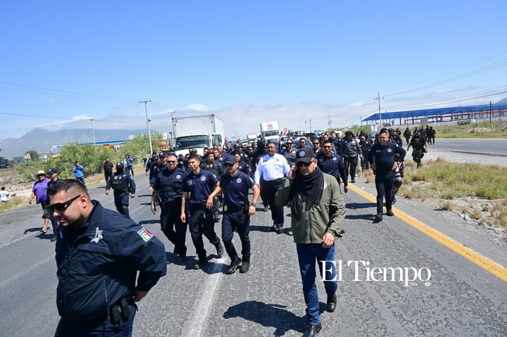 Galería fotográfica: Ex obreros de AHMSA bloquean la carretera 57 en Monclova