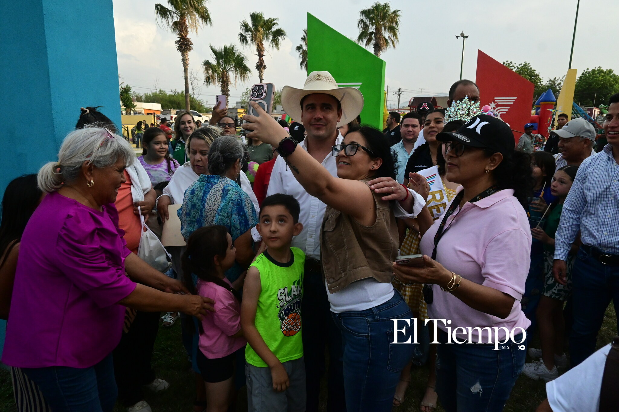 Galería fotográfica: El gobernador Manolo Jiménez convive con niñas y niños en Plaza La Lagunita