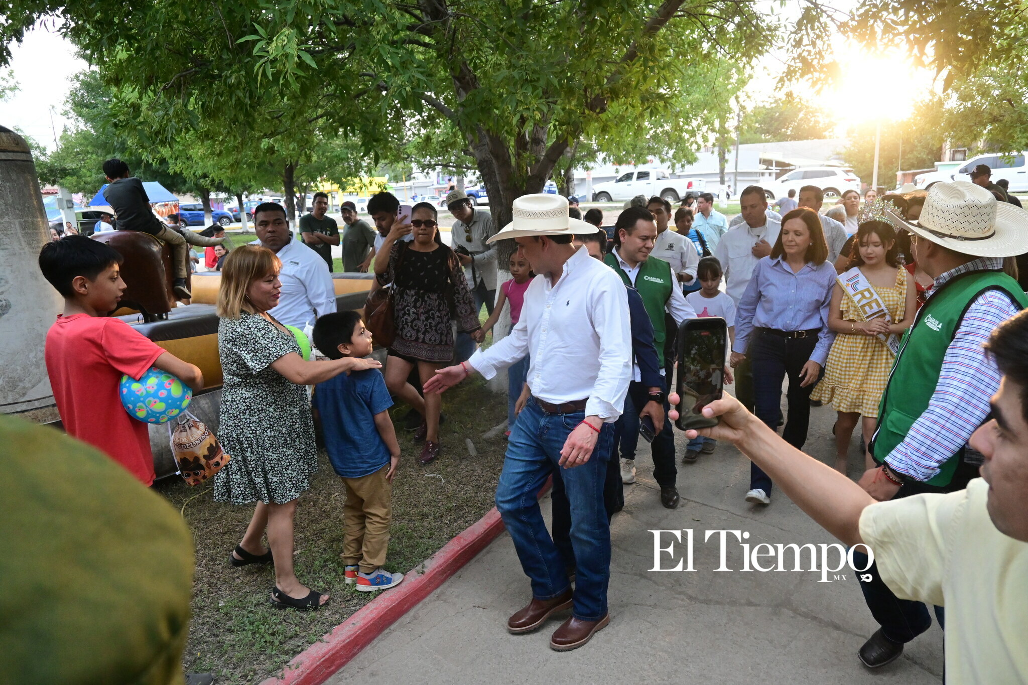 Galería fotográfica: El gobernador Manolo Jiménez convive con niñas y niños en Plaza La Lagunita