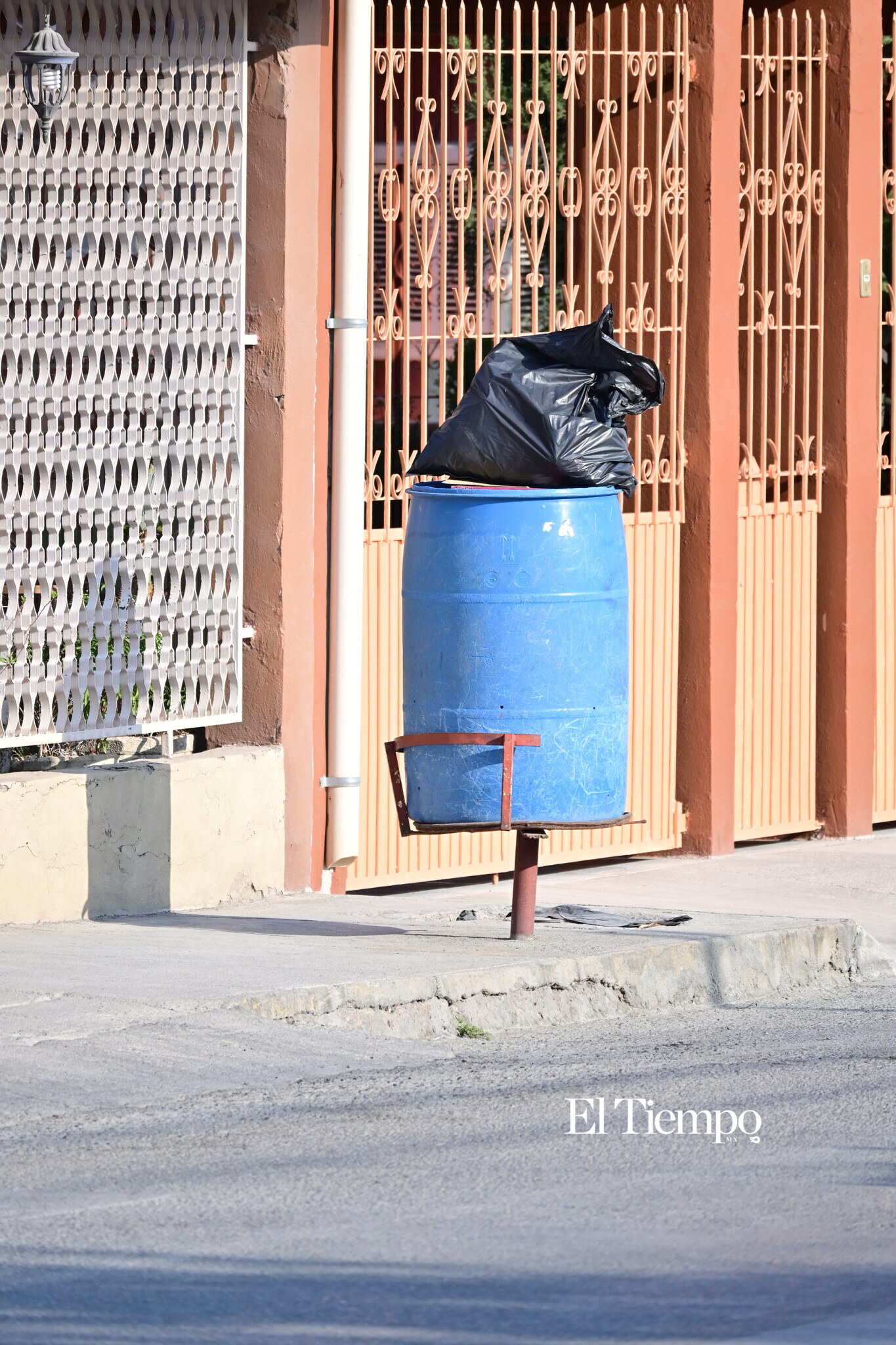 Galería fotográfica: Banquetas ocupadas por tambos complican paso peatonal