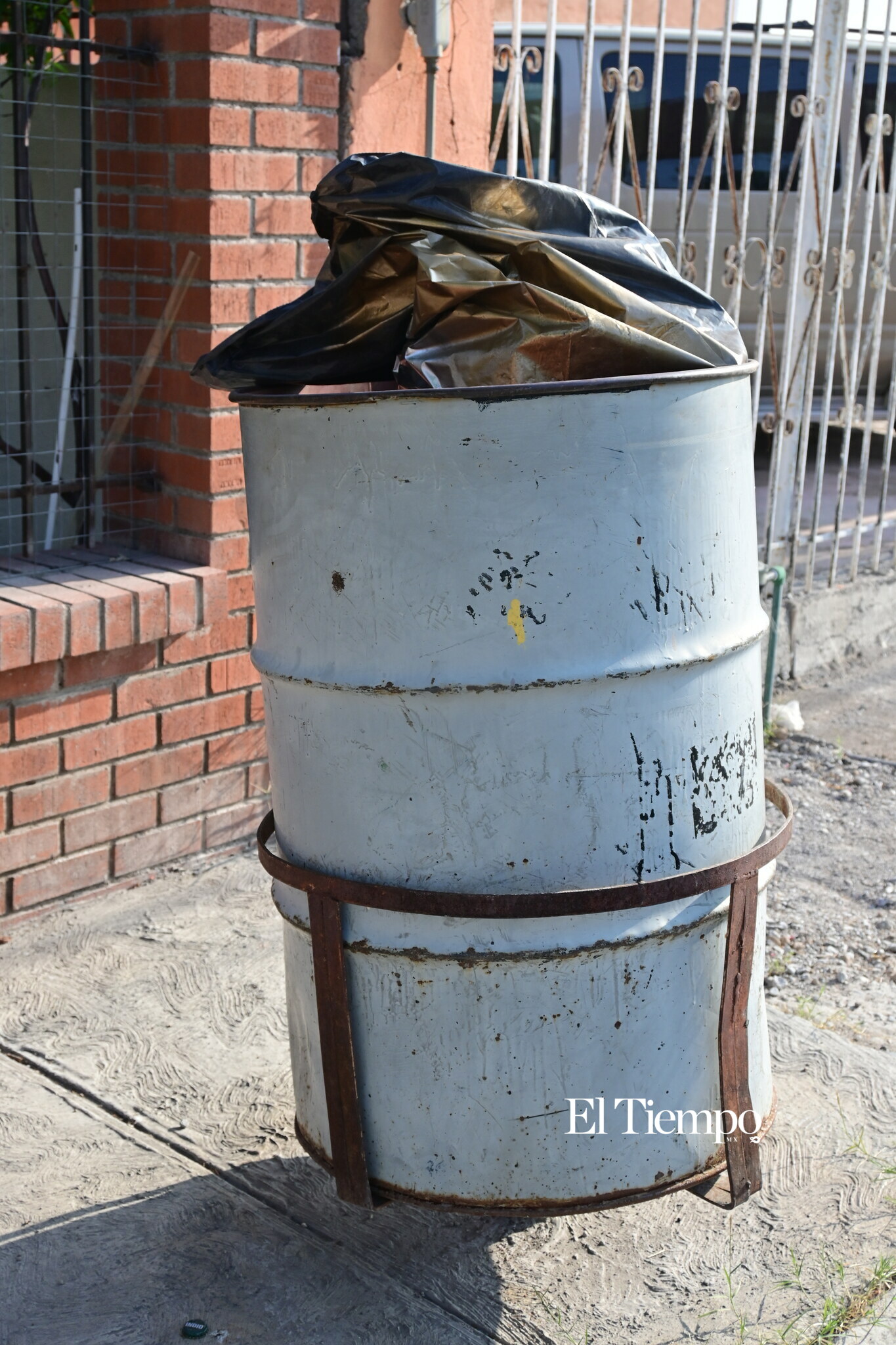 Galería fotográfica: Banquetas ocupadas por tambos complican paso peatonal