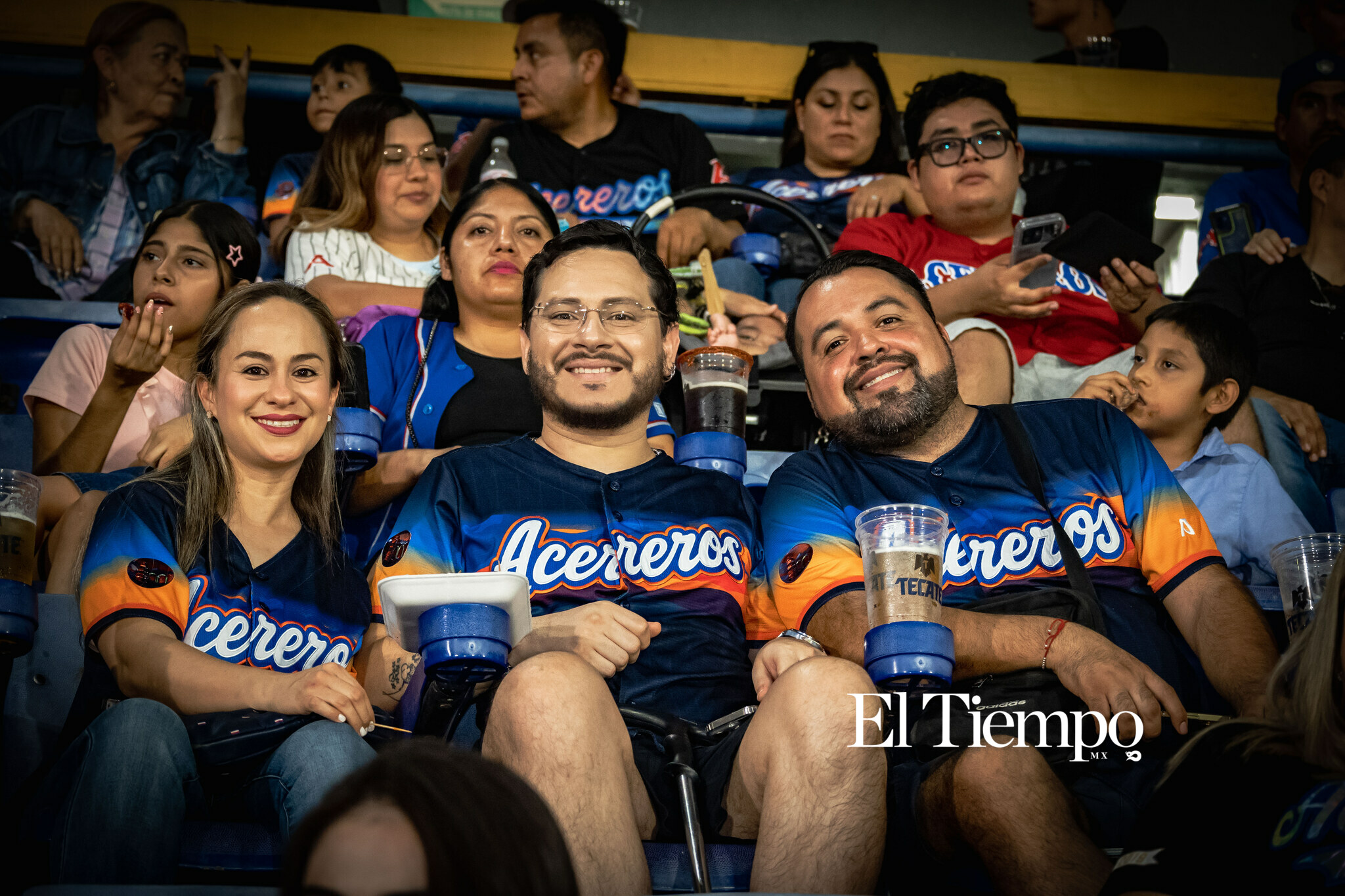 Galería fotográfica: Afición y emoción protagonizan una vibrante noche de béisbol en Monclova con Acereros