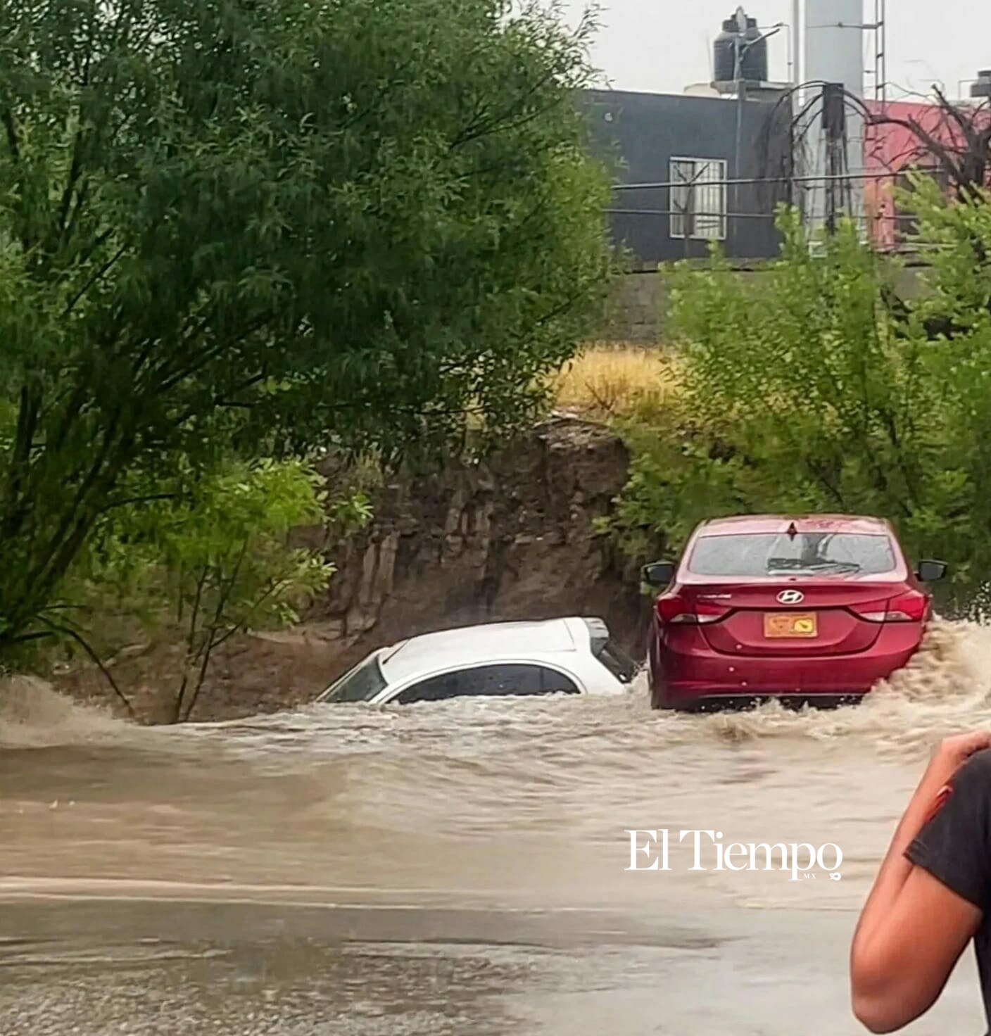 Galería fotográfica: Corriente de arroyo arrastra tres vehículos frente a Tecnotrim tras fuerte tromba en Monclova