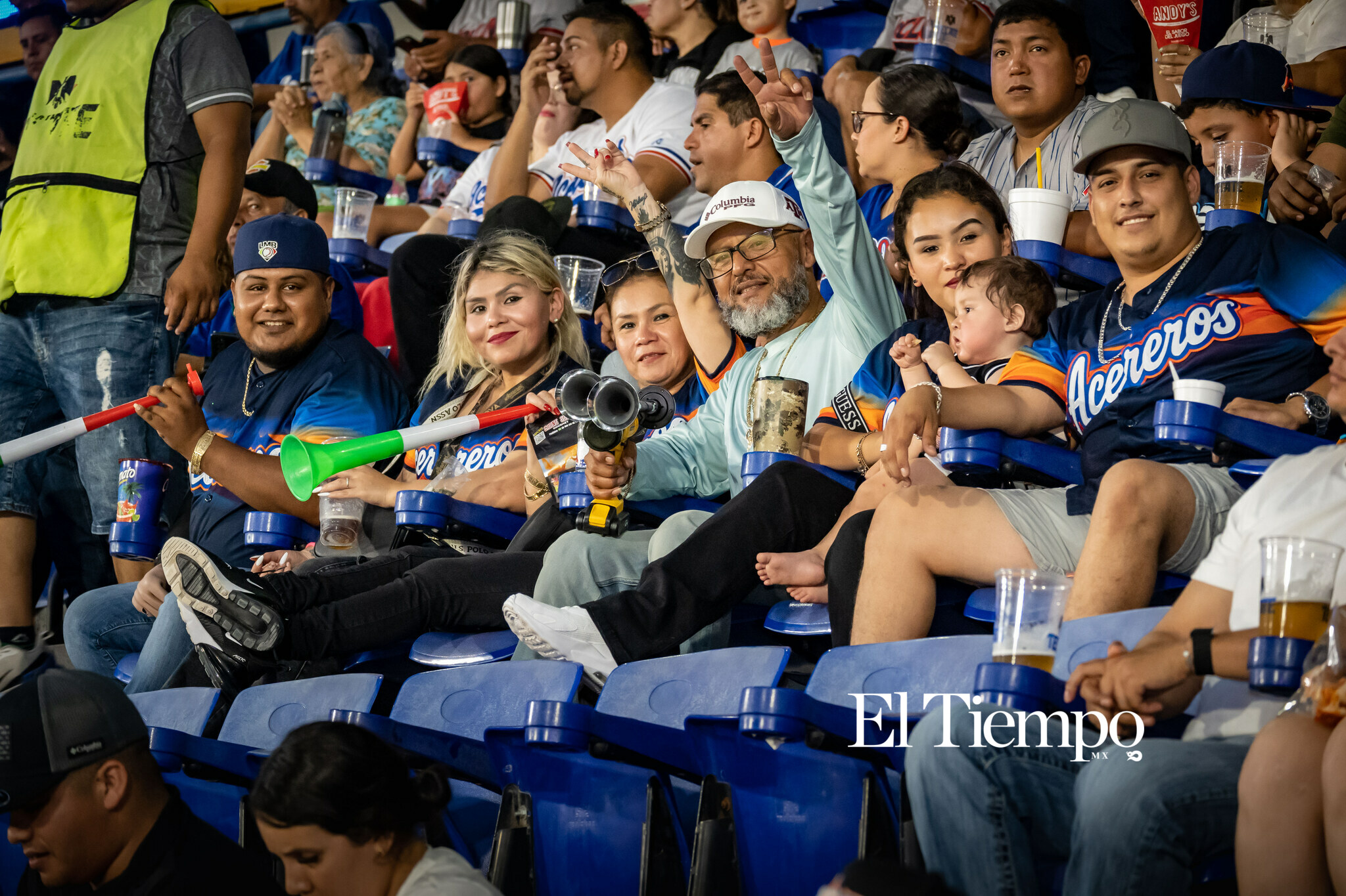 Galería fotográfica: Afición y emoción protagonizan una vibrante noche de béisbol en Monclova con Acereros