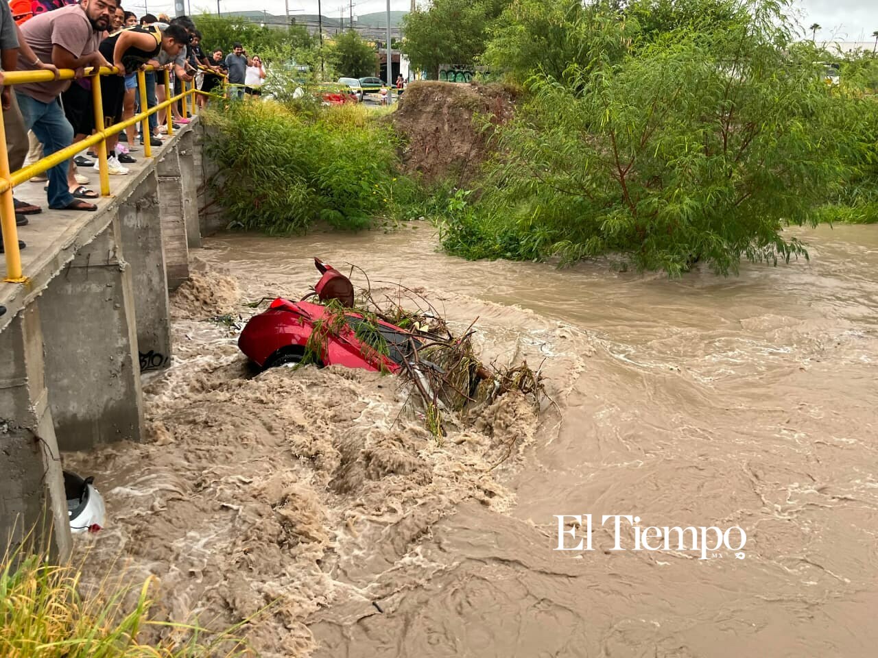 Galería fotográfica: Corriente de arroyo arrastra tres vehículos frente a Tecnotrim tras fuerte tromba en Monclova