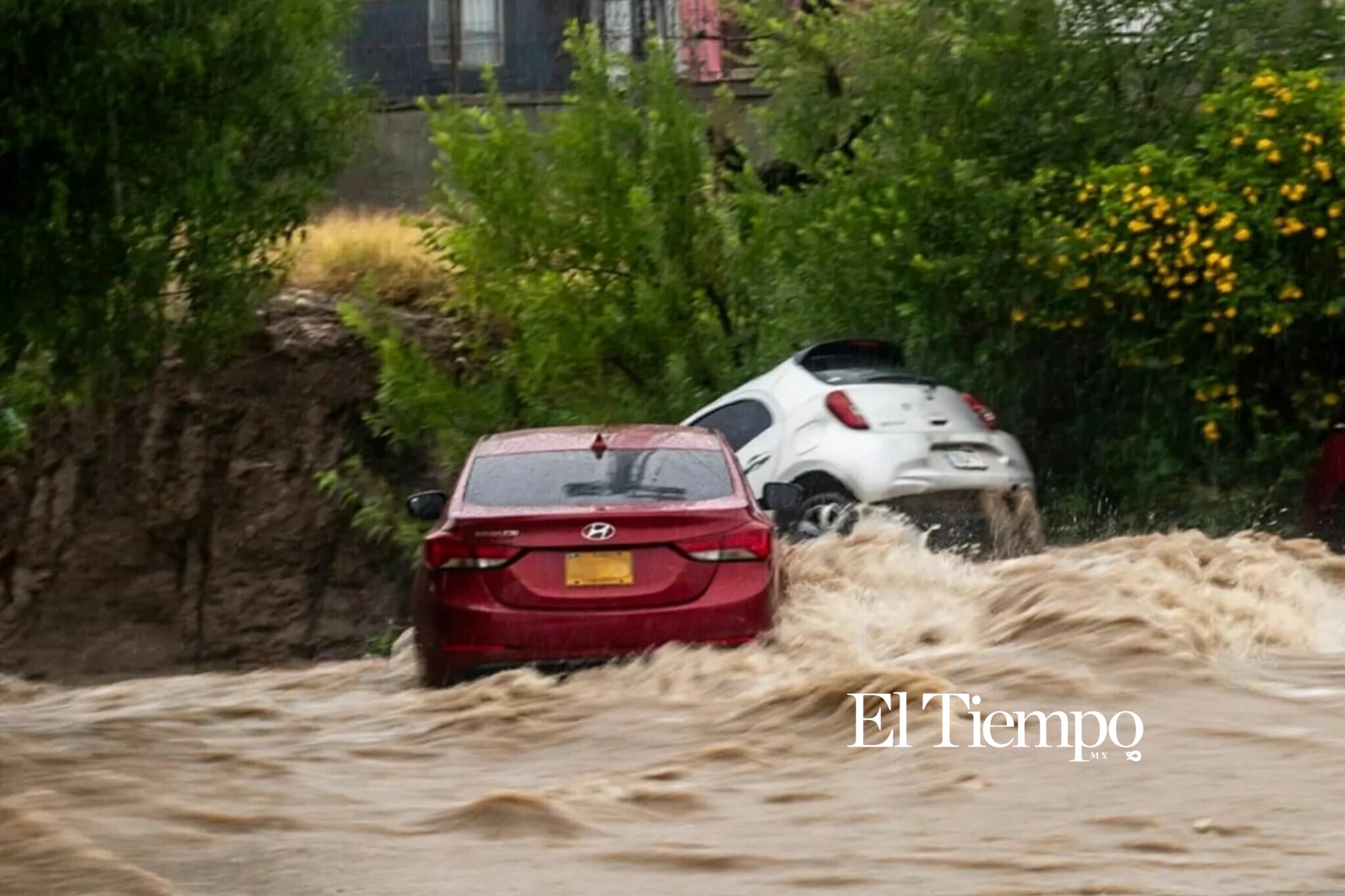 Galería fotográfica: Corriente de arroyo arrastra tres vehículos frente a Tecnotrim tras fuerte tromba en Monclova
