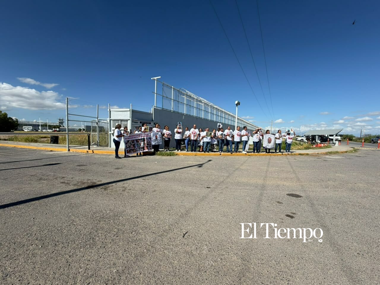 Galería fotográfica: Familias buscan pistas de desaparecidos al ingresar al CERESO de Monclova