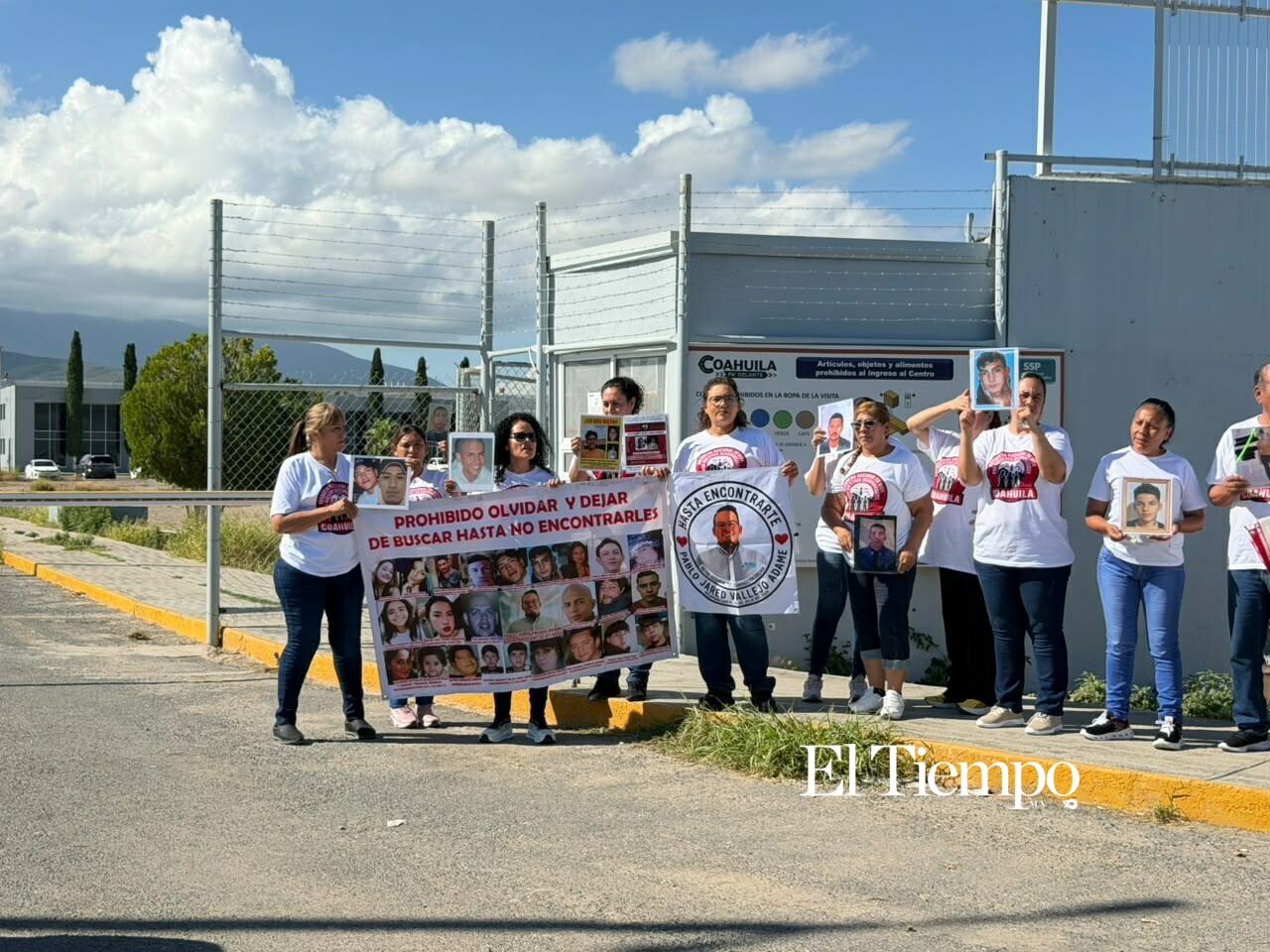 Galería fotográfica: Familias buscan pistas de desaparecidos al ingresar al CERESO de Monclova
