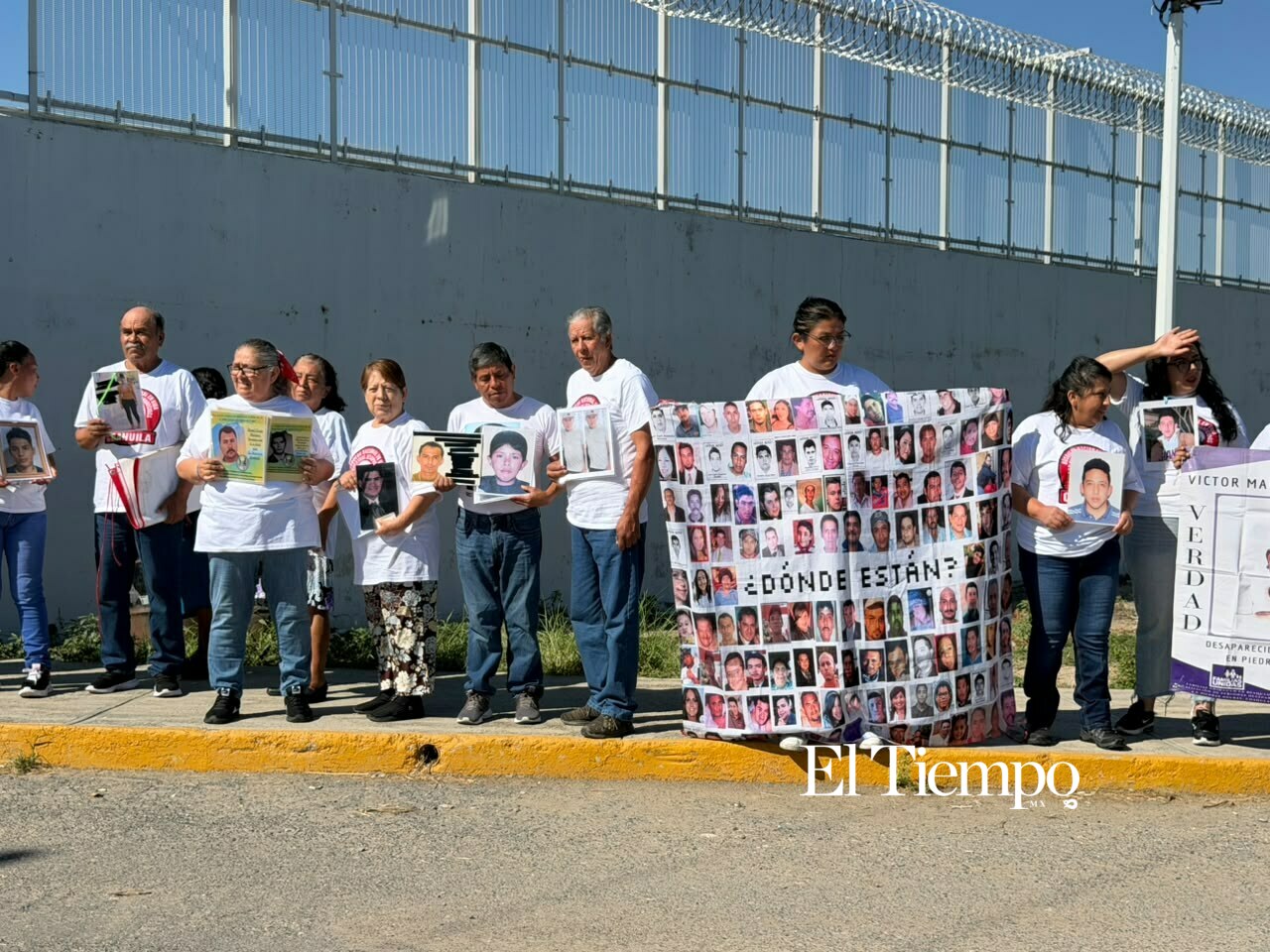 Galería fotográfica: Familias buscan pistas de desaparecidos al ingresar al CERESO de Monclova